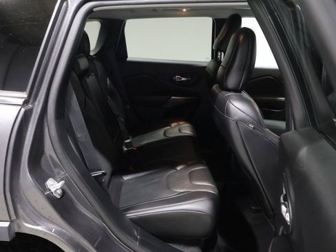 Used 2019 Jeep Cherokee Limited image 19