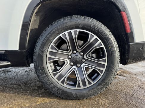 Used 2023 Jeep Wagoneer w/ Premium Group I image 19