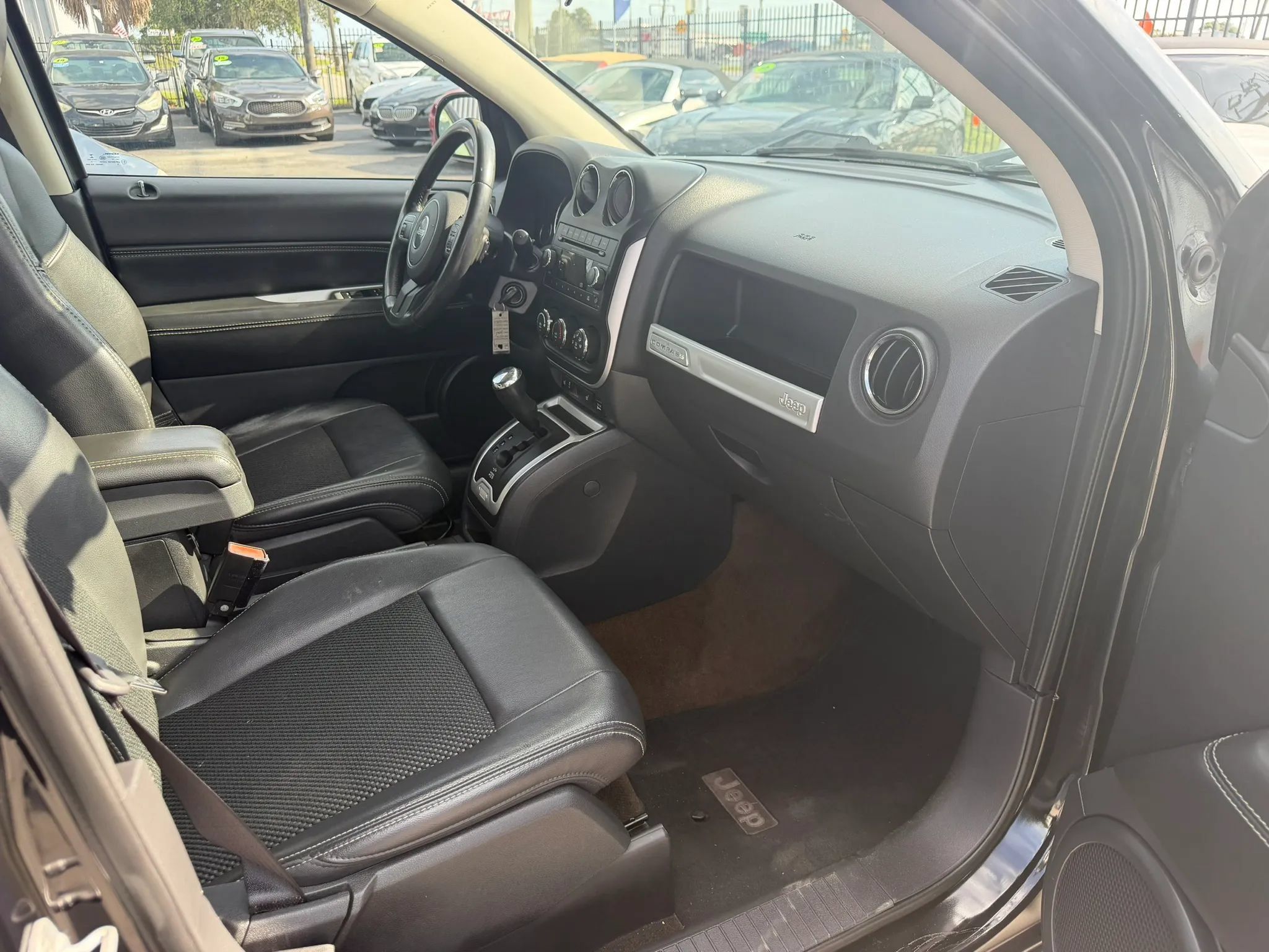 Used 2014 Jeep Compass Latitude FWD image 8