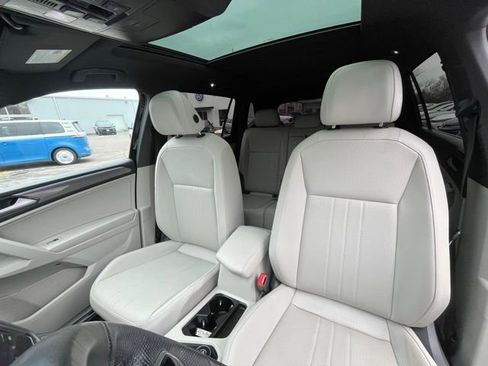Certified 2022 Volkswagen Tiguan SE R-Line image 40