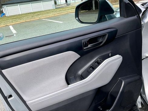 Used 2023 Toyota Highlander LE image 28