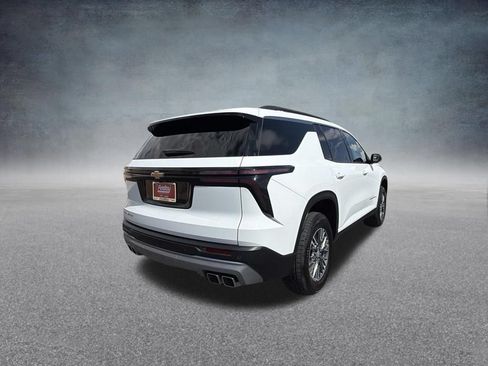 Used 2025 Chevrolet Traverse LT FWD image 3