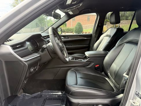 Used 2024 Jeep Grand Cherokee Limited image 12