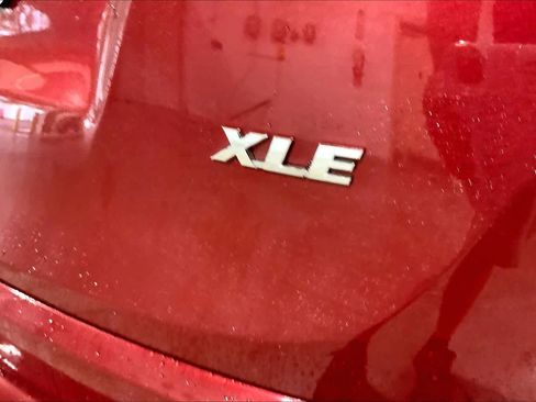 Used 2018 Toyota RAV4 XLE image 9