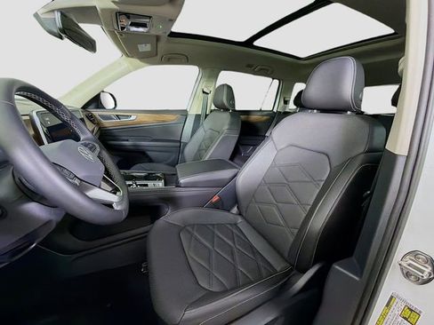 Used 2025 Volkswagen Atlas SE image 11