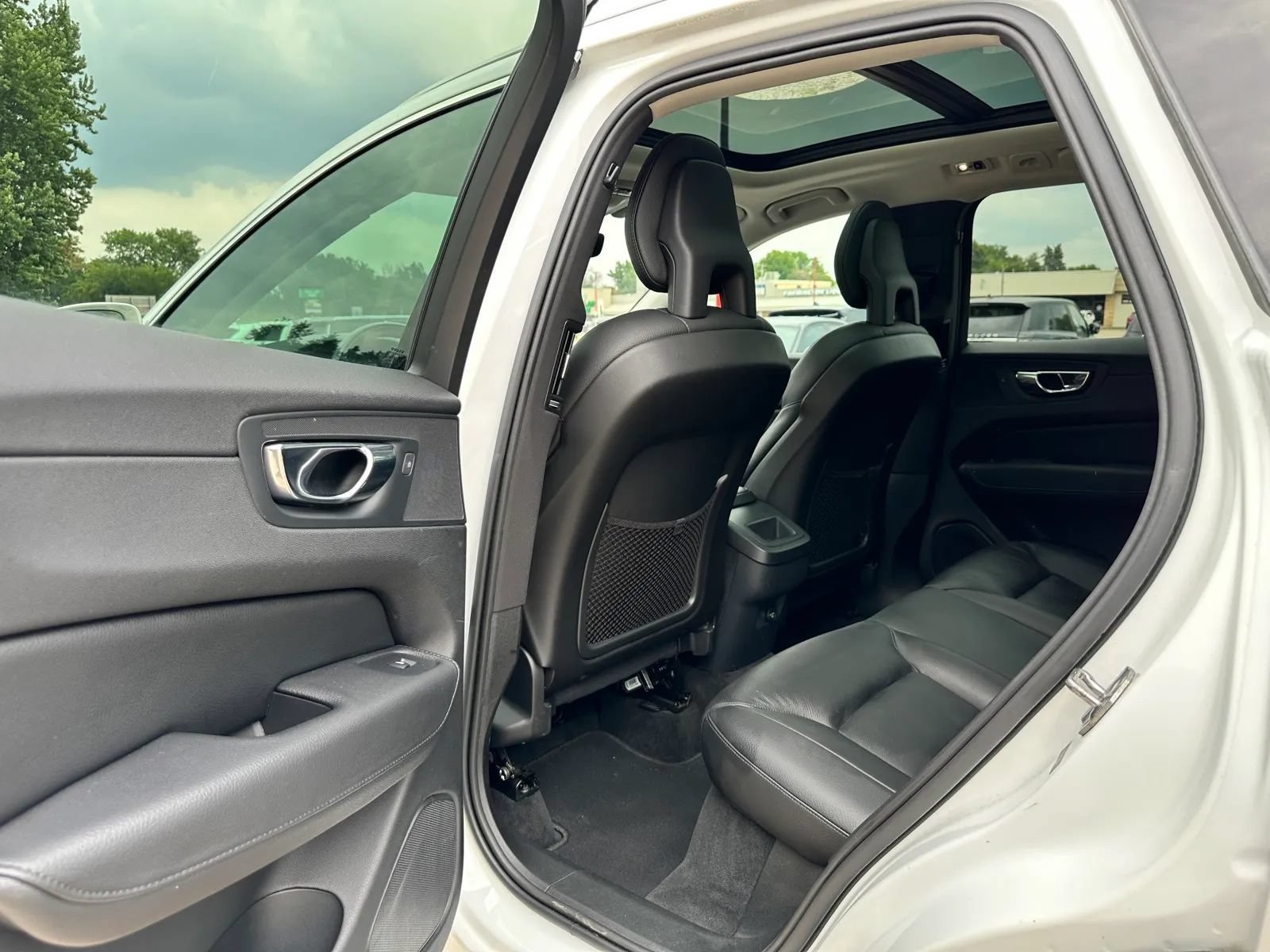 Used 2018 Volvo XC60 T5 Momentum w/ Vision Package AWD/4WD image 18