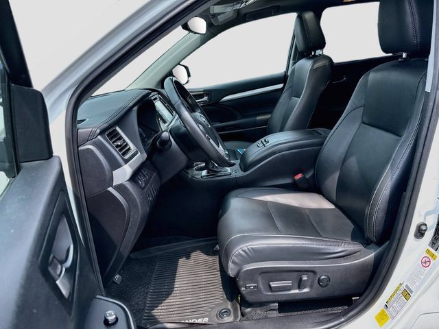Used 2019 Toyota Highlander XLE AWD/4WD image 29
