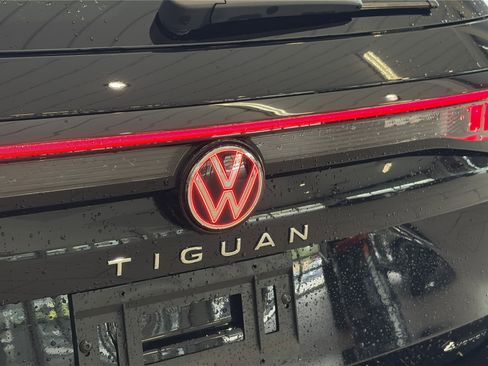 Used 2026 Volkswagen Tiguan SEL R-Line AWD/4WD image 9