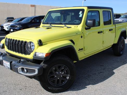 Used 2024 Jeep Gladiator Sport image 1