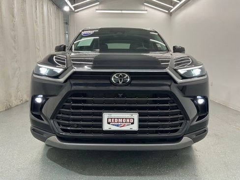 Used 2024 Toyota Grand Highlander AWD image 3