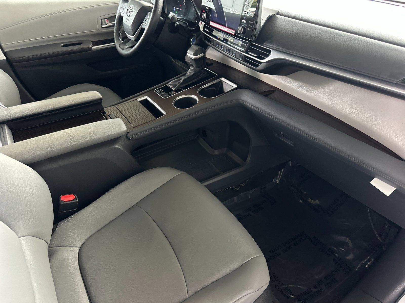 Used 2024 Toyota Sienna XLE FWD image 16
