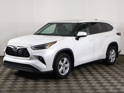 Used 2024 Toyota Highlander LE image 7