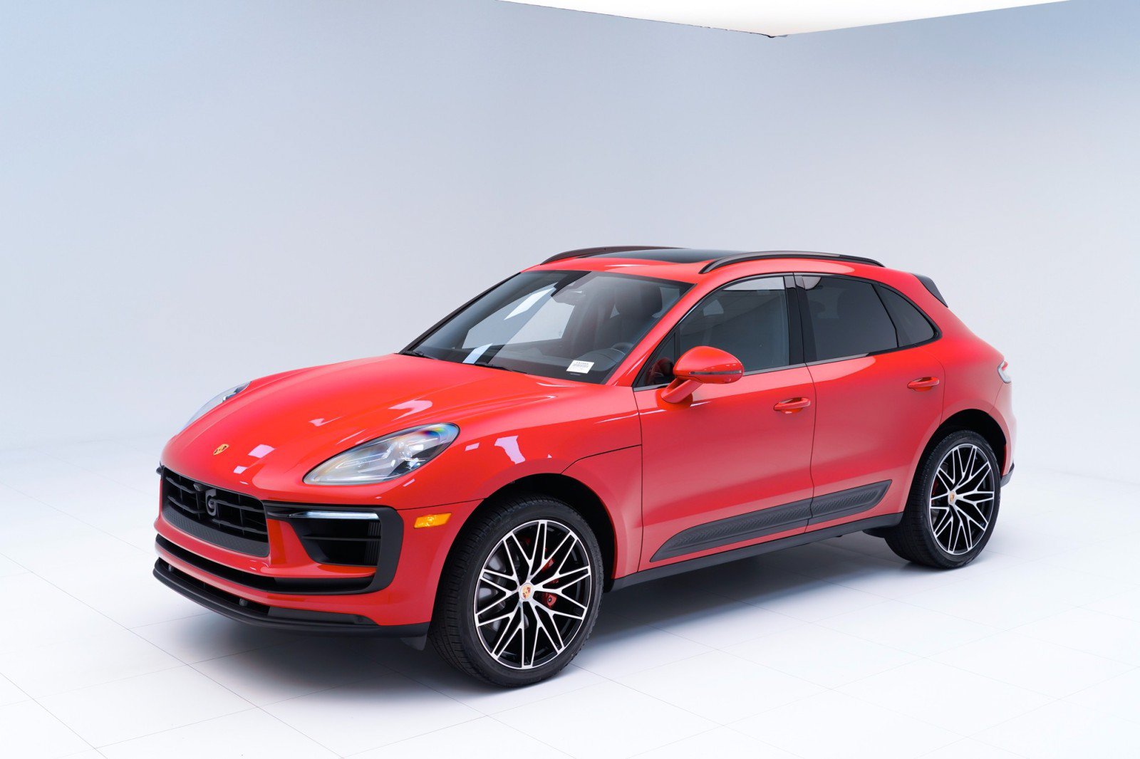 Certified 2023 Porsche Macan S AWD/4WD image 1