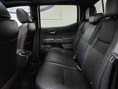 Used 2022 Toyota Tacoma TRD Off-Road w/ TRD Premium Off Road Package image 16