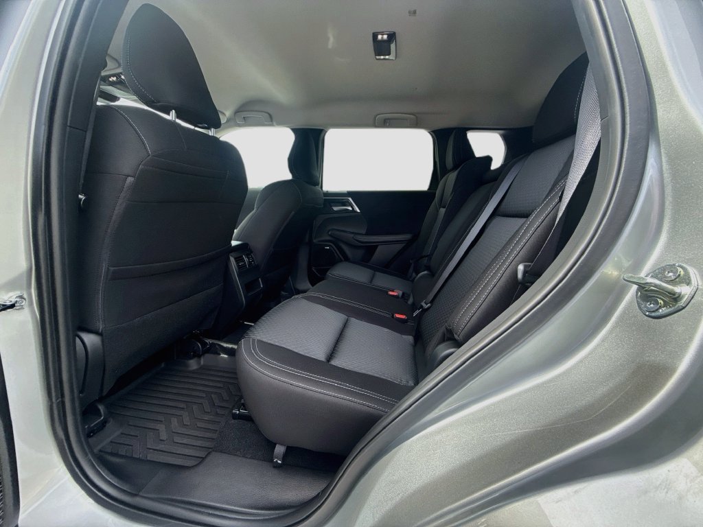 Used 2025 Mitsubishi Outlander ES FWD image 25