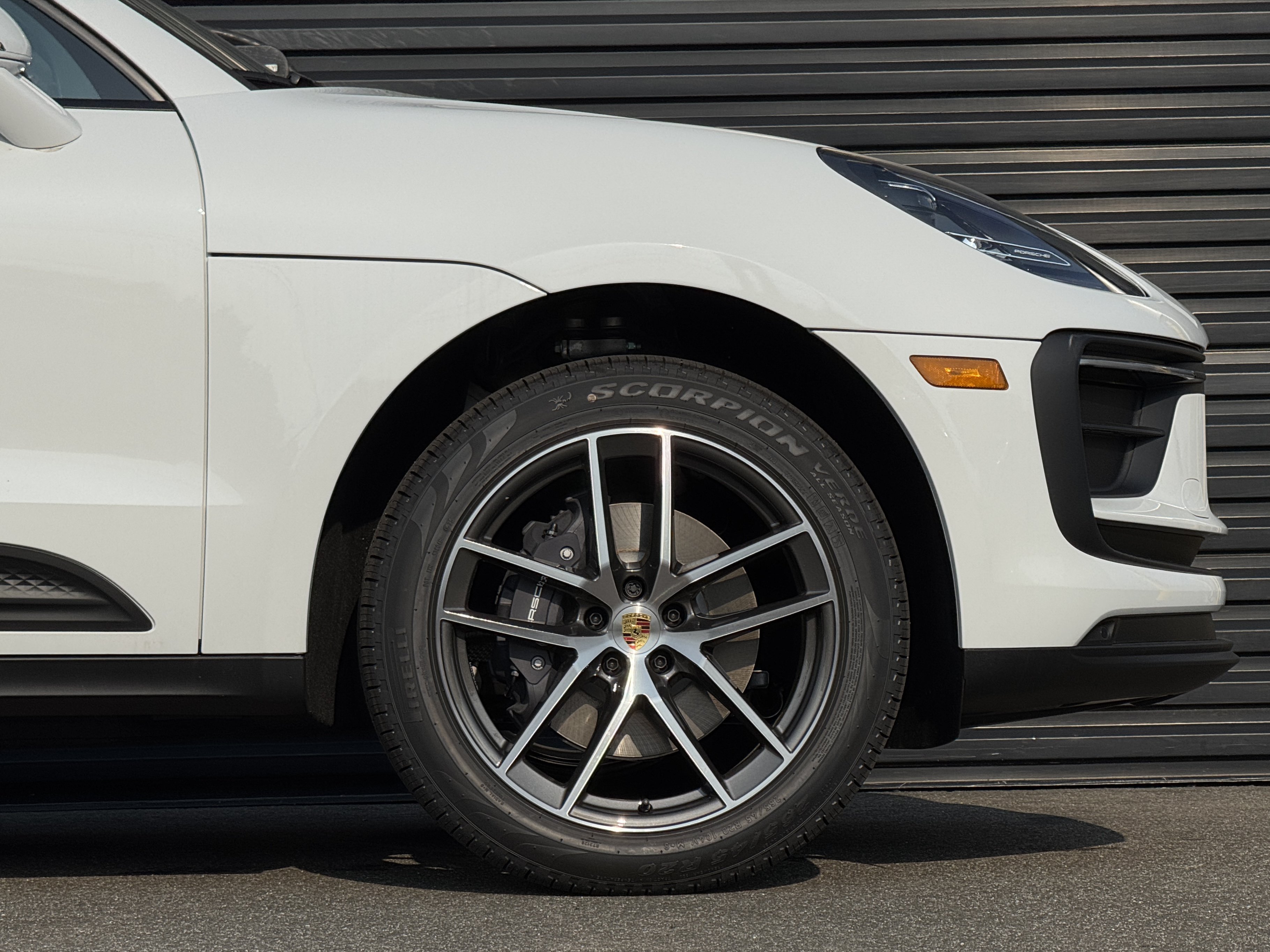 Certified 2025 Porsche Macan AWD/4WD image 12