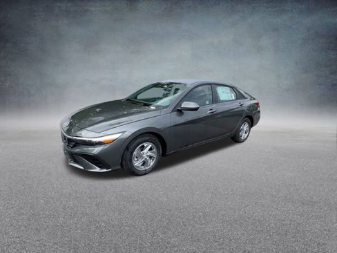 Used 2025 Hyundai Elantra SE image 9