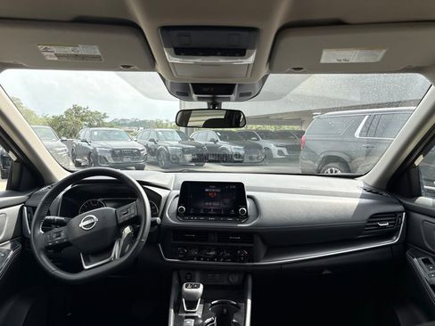 Used 2025 Nissan Rogue SV FWD image 18
