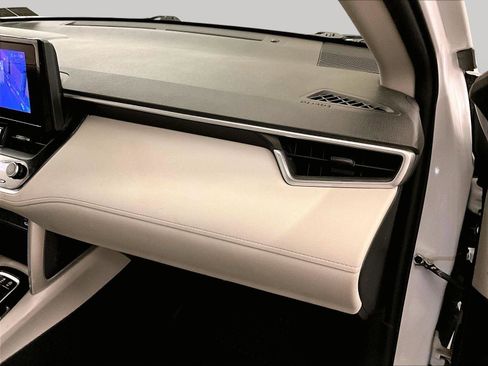 Used 2023 Toyota Corolla Cross LE w/ Moonroof Package image 15