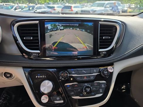 Used 2024 Chrysler Pacifica Limited FWD image 17