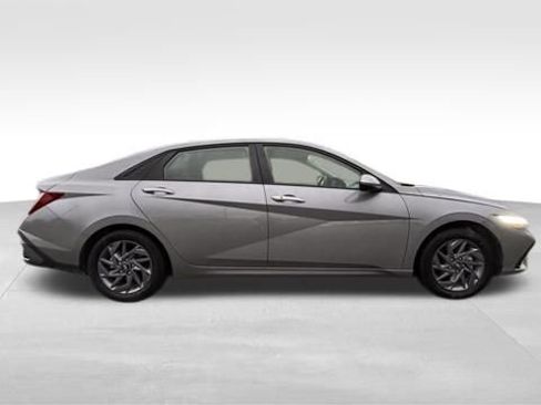 Used 2024 Hyundai Elantra SEL image 4