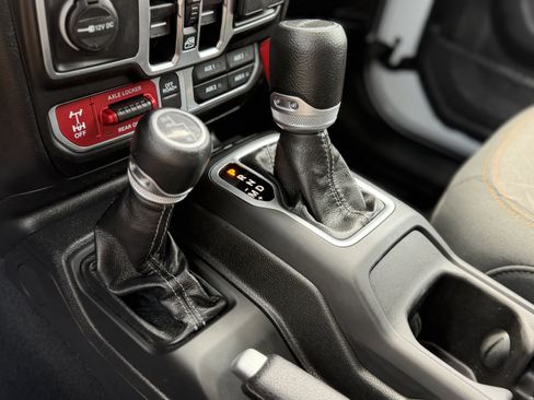 Used 2025 Jeep Gladiator Mojave AWD/4WD image 19
