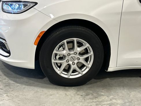 Used 2023 Chrysler Pacifica Touring-L FWD image 11