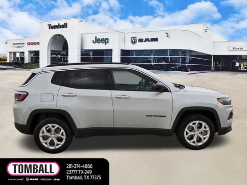Used 2024 Jeep Compass Latitude w/ Convenience Group image 8