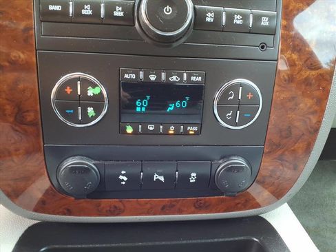 Used 2012 Chevrolet Suburban LT image 22