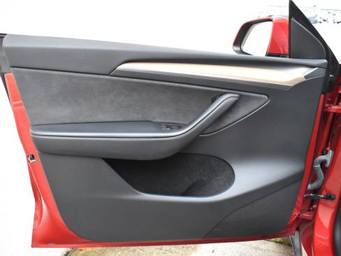 Used 2022 Tesla Model Y Long Range image 21