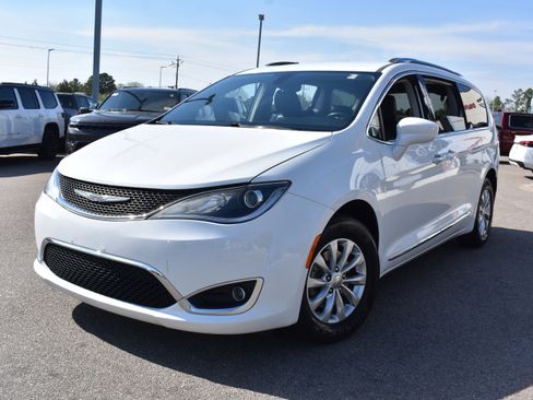 Used 2019 Chrysler Pacifica Touring-L image 5