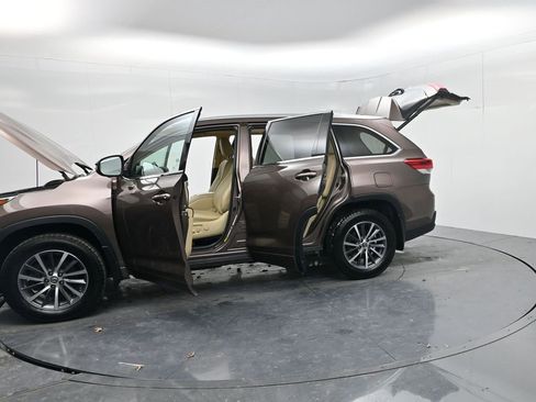 Used 2017 Toyota Highlander XLE image 65