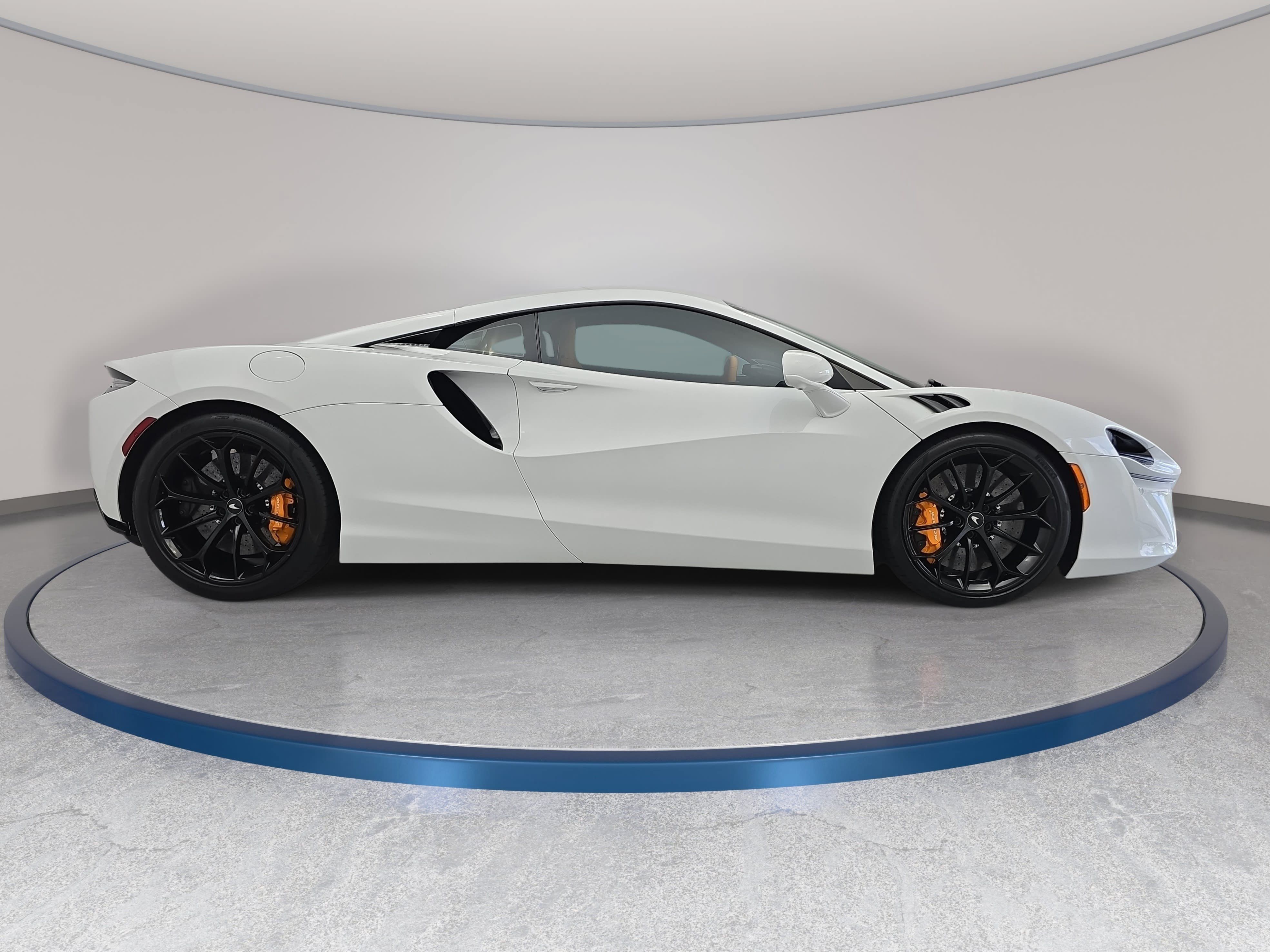 Used 2023 McLaren Artura RWD image 4