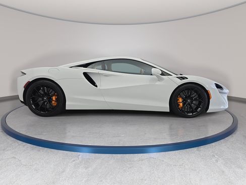 Used 2023 McLaren Artura RWD image 4