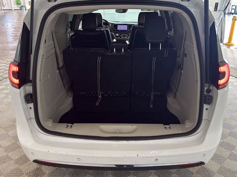 Used 2023 Chrysler Pacifica Touring-L FWD image 13