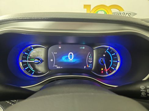 Certified 2024 Chrysler Pacifica Limited w/ Uconnect Theater Family Group image 19