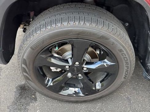 Used 2023 Jeep Grand Cherokee Limited w/ Luxury Tech Group II image 30