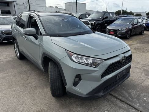 Used 2021 Toyota RAV4 XLE Premium FWD image 3