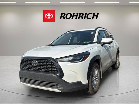 Used 2023 Toyota Corolla Cross LE image 1