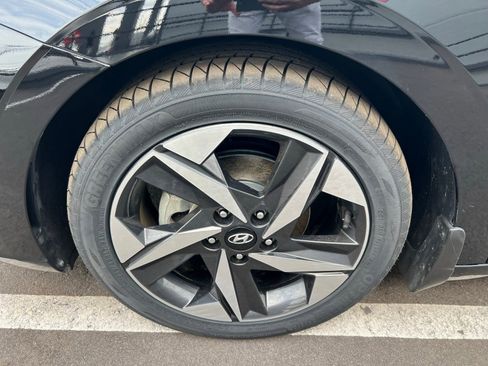 Used 2022 Hyundai Elantra Limited FWD image 15