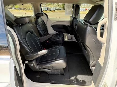 Used 2022 Chrysler Pacifica Touring-L image 28