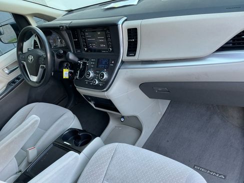 Used 2018 Toyota Sienna LE w/ Carpet Mat Package FWD image 20