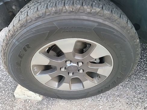 Used 2018 Jeep Wrangler Unlimited Sahara image 3