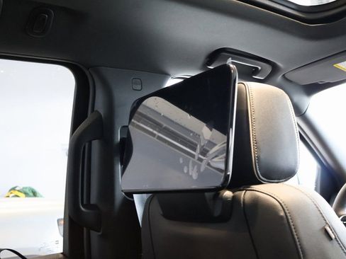 New 2025 Chevrolet Suburban Premier image 32