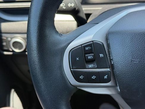 Used 2023 Ford Explorer XLT AWD/4WD image 17