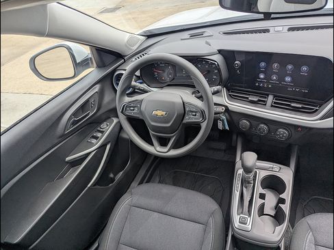 New 2026 Chevrolet Trax LS w/ LS Convenience Package FWD image 17