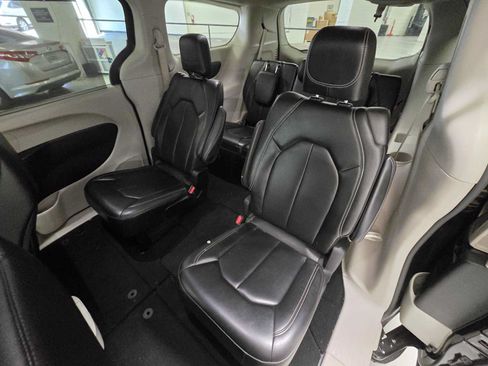 Used 2023 Chrysler Pacifica Touring-L FWD image 15