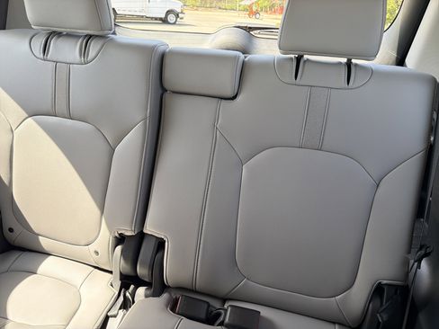 Used 2025 Honda Pilot EX-L image 31