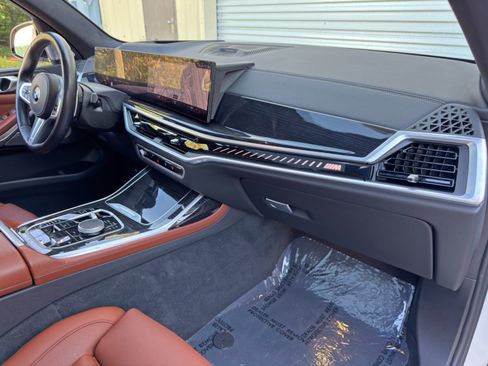 Used 2023 BMW X7 M60i w/ Climate Comfort Package AWD/4WD image 15