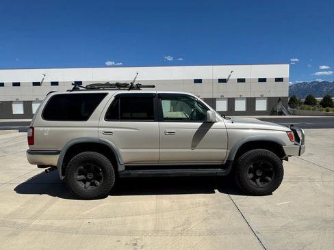 Used 1999 Toyota 4Runner SR5 w/ Upgrade Value Pkg 6 AWD/4WD image 6